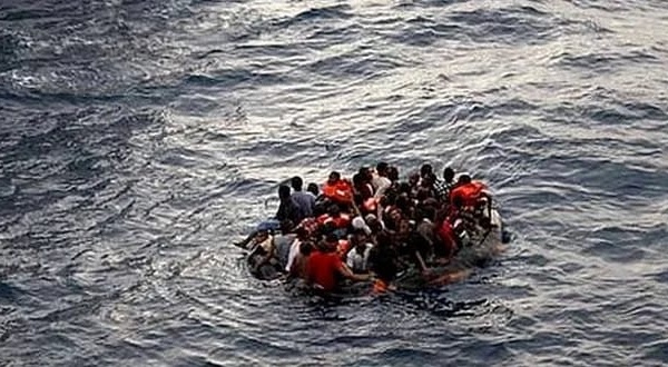 إنزال جماعي لمهاجرين سريين بشاطئ "دي غاتا" يربك السلطات الإسبانية