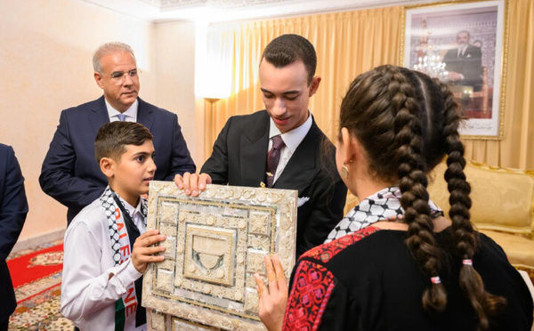 مولاي الحسن يستقبل الأطفال المقدسيين المشاركين في المخيم الصيفي لوكالة بيت مال القدس الشريف