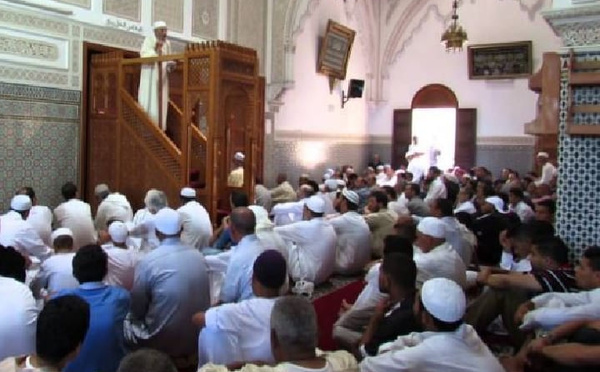 مهنيو الصيد وسكان لبويردة يناشدون الأوقاف تعيين خطيب جمعة بالمسجد المحلي