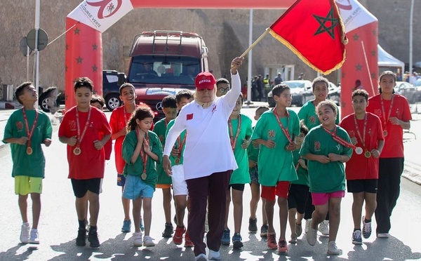 شريفة مسكاوي تحمل العلم الوطني في المرحلة الخامسة من "سباق التناوب الرمزي المسيرة الخضراء"
