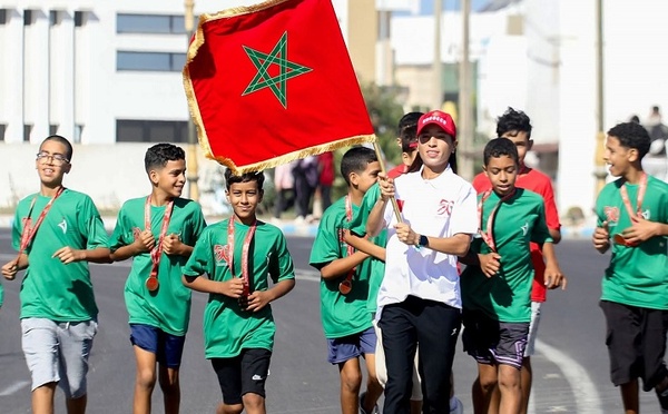 كردادي حاملة العلم الوطني في المرحلة 6 من "سباق التناوب الرمزي المسيرة الخضراء"