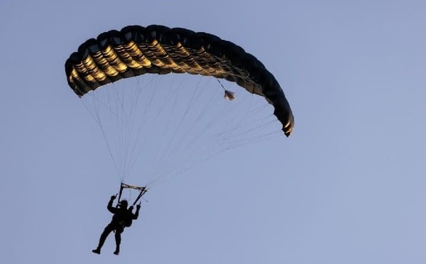 محاولة تسلل غير مسبوقة لمهاجر من دول إفريقيا جنوب الصحراء نحو سبتة باستعمال مظلة هوائية