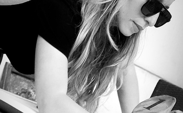 رجاء بلقاضي.. تجربة تشكيلية تحتفي باللون والبعد الروحي