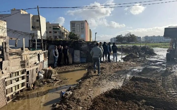 سلطات مرتيل تتدخل لفك العزلة عن المناطق المتضررة بالسيول