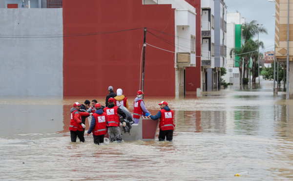 الأمطار الغزيرة تدفع ساكنة القصر الكبير إلى مغادرة منازلها