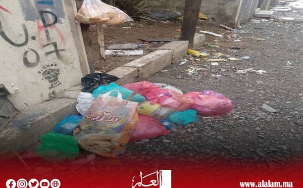 وسط الحفر والبنية التحتية المتدهورة الناتجة عن تعثر الأشغال يُجبر عمال النظافة بأزقة سلا على العمل في ظروف خطيرة ومُرهِقة