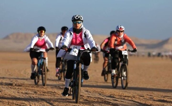 لحاق الصحراوية 2026: متسابقات يصنعن ملحمة رياضية بين الكثبان والبحر