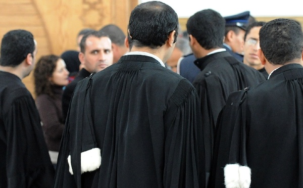 احتجاج المحامين يدفع الحكومة إلى تأجيل إحالة مشروع قانون المهنة