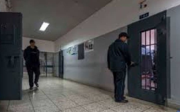 سنتان حبسا نافذا وغرامة مالية لشاب اعتدى على والدته وشقيقته بالحسيمة