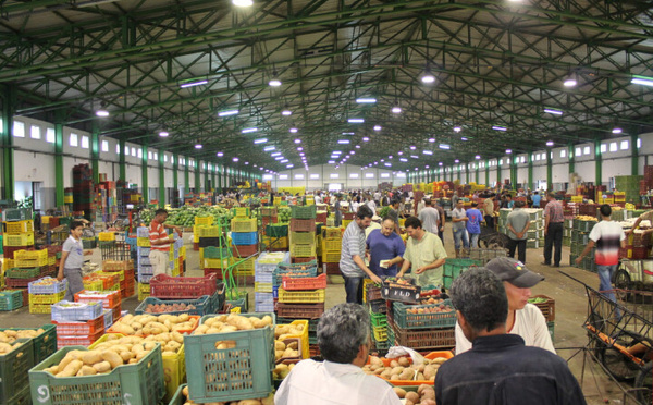 سوق الخضر والفواكه بالقصر الكبير يستعيد نشاطه بالكامل