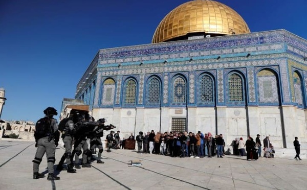 الاحتلال الصهيوني يستفز المسلمين ويمنع تحهيز المسجد الأقصى لإحياء الشهر الفضيل