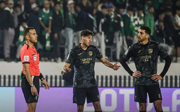 الجامعة تعاقب طاقم تحكيم مباراة الرجاء الرياضي واتحاد طنجة