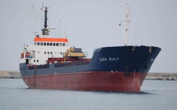 غرق سفينة تحمل علم دولة بنما قبالة سواحل العيون و طرفاية