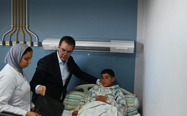 عامل إقليم ازيلال في زيارة لمستشفى القرب بدمنات لتفقد أحوال المصابين في حادثة سير