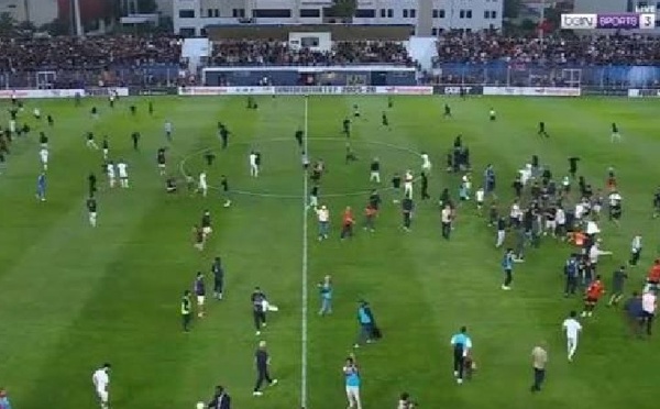 فوضى تُربك نصف النهائي القاري… اقتحام أرضية الملعب يؤجل انطلاق مباراة آسفي ويضع الفريق تحت مجهر “الكاف”