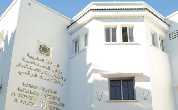 وزارة الصناعة والتجارة تواجه إغراق السيراميك الهندي بتحقيق يعيد رسم قواعد المنافسة.