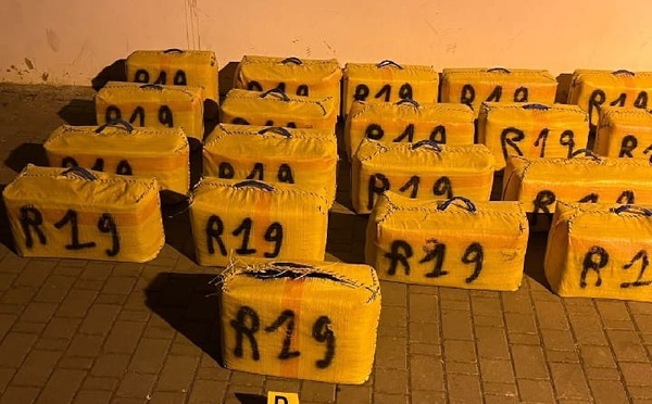 تنسيق أمني يحبط تهريب شحنات ضخمة من الشيرا ويوقف بارونا هاربا بطنجة