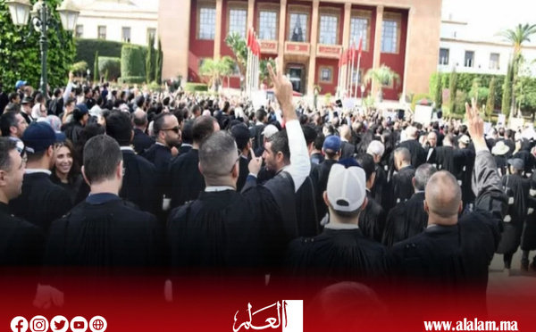 أصحاب البدلة السوداء يواصلون التصعيد ويتعبأون للاعتصام أمام البرلمان.