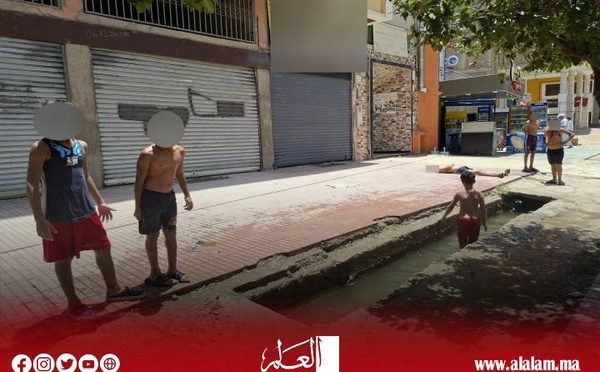 إغلاق المسبح البلدي ببني ملال يدفع الأطفال إلى السباحة في النافورة والسواقي هربًا من الحر