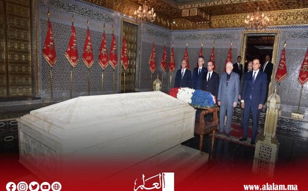 الوزير الأول الفرنسي يستهل زيارته للمغرب بزيارة ضريح محمد الخامس