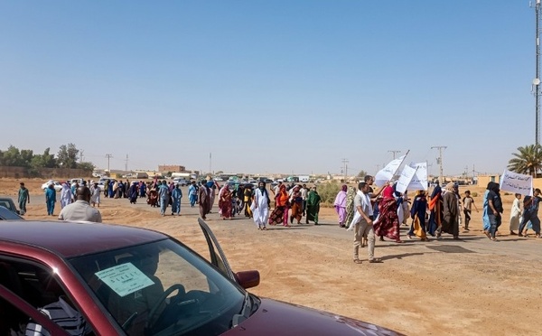 عشرات المحتجين بالرابوني يستغيثون بالأمم المتحدة للتنديد بالوضع الصحي المقلق بمخيمات لتندوف