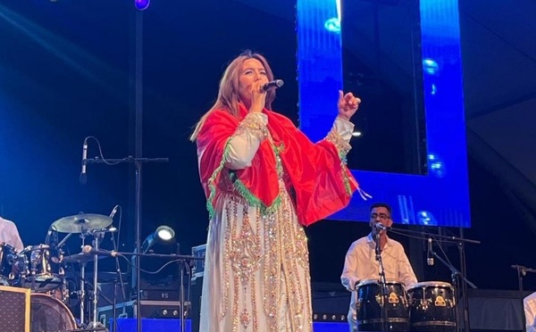 الفنانة صابرينا… صوت الحسيمة الذي عبر الحدود وأدخل الأغنية الريفية إلى بيوت المغاربة