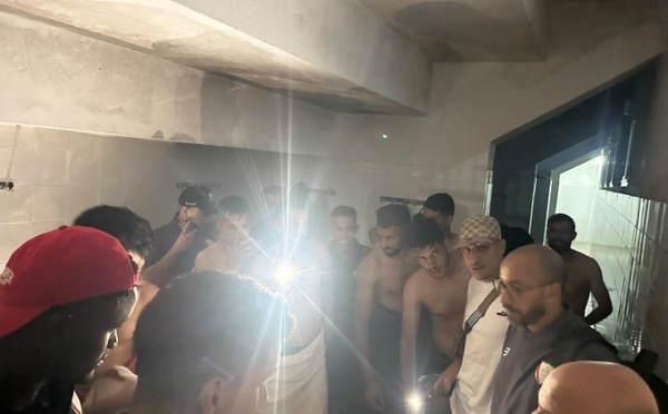 مستودع بلا إنارة بملعب شهود يخنق لاعبي الاتحاد الزموري الخميسات… العلم الإلكترونية: حميد محدوت   لم يكن لاعبو الاتحاد الزموري الخميسات، وهم يخوضون عصر اليوم مباراتهم أمام سطاد المغربي بملعب أحمد شهود بالرباط، يتوقعون أن يجدوا أنفسهم بعد نهاية المبارا