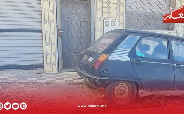 الحسيمة.. سيارة مهجورة تنبت تحتها الأعشاب والساكنة تطالب بالتدخل