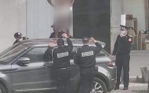 شرطة البيضاء تعتقل شخصا وقف على سطح سيارة عاريا بالشارع العام