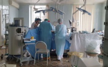 فريق طبي يجري عملية قلب مفتوح لمريض رغم النيران التي تحاصر المستشفى