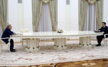صورة.. هل هي إهانة من "بوتين" ل"ماكرون"؟  