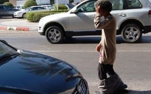 مختل عقليا يكسر زجاج سيارة أجرة ويثير الفوضى وسط المدينة