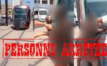 شبه عارٍ يعرقل سير الطرامواي بالبيضاء.. والأمن يتدخل ويُحيله على المستشفى النفسي