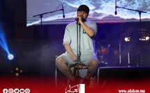 الدوزي يشعل منصة مهرجان اتصالات المغرب وسط حشود غفيرة بالحسيمة
