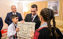 مولاي الحسن يستقبل الأطفال المقدسيين المشاركين في المخيم الصيفي لوكالة بيت مال القدس الشريف