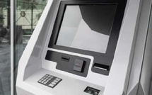 زبناء مستاؤون من خدمات شباك بنكي أوتوماتيكي شاشته مظلمة