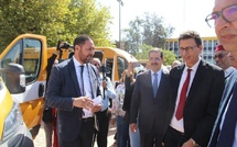 تسليم سيارات للنقل المدرسي والإسعاف من طرف عامل الإقليم