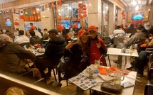 مقاهي الرباط تعوض مدرجات مركب الأمير مولاي عبد الله في ليلة كروية انتهت بتعادل ضد مالي