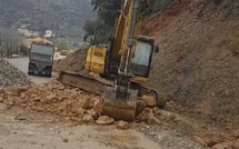 السلطات تسابق الزمن لفتح طريق الوحدة الرابط بين إساكن وكتامة وتاونات