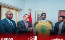 حصري: سفير المغرب بكينشاسا يهدي قميص زائير 1974 للمشجع الكونغولي الشهير دعمًا للكرة الأفريقية